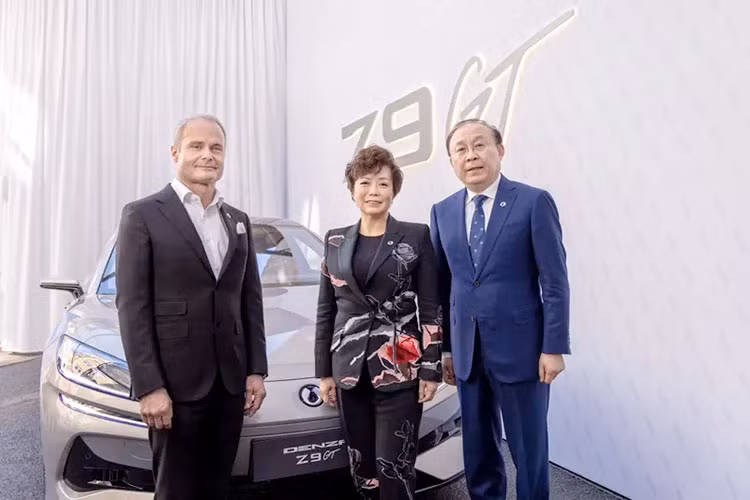 Tuyên bố đầy tham vọng bà Stella Li về Denza Z9 GT không phải không có cơ sở – mẫu xe đầu tiên mang logo Denza chính thức ra mắt tại châu Âu đang mang theo kỳ vọng rất lớn từ BYD. Denza là thương hiệu ô tô nằm giữa BYD và dòng xe siêu sang YangWang, được định vị để cạnh tranh trực tiếp với các hãng xe cao cấp tại châu Âu.