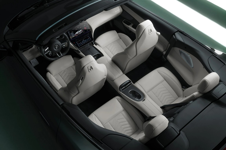 Nội thất GranCabrio không có sự thay đổi, vẫn trang bị bảng đồng hồ kỹ thuật số 12.2 inch, màn hình trung tâm 12.3 inch và màn hình phụ 8.8 inch. Khách hàng có thể chọn giữa 3 tùy chọn màu nội thất tiêu chuẩn: kem Ghiaccio, đen Nero và nâu Cuoio.