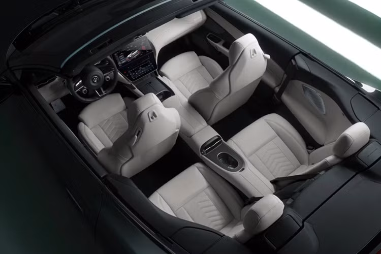 Nội thất GranCabrio không có sự thay đổi, vẫn trang bị bảng đồng hồ kỹ thuật số 12.2 inch, màn hình trung tâm 12.3 inch và màn hình phụ 8.8 inch. Khách hàng có thể chọn giữa 3 tùy chọn màu nội thất tiêu chuẩn: kem Ghiaccio, đen Nero và nâu Cuoio.