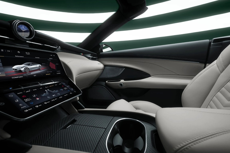 Ngoài ra, gói tùy chọn cao cấp Fuoriserie cung cấp nhiều lựa chọn cá nhân hóa để tạo dấu ấn riêng cho người sở hữu. Vật liệu được sử dụng trong nội thất đa phần là ốp sợi carbon bóng hoặc nhám cùng các tùy chọn âm thanh Sonus Faber với 12 loa công suất công suất 695 W và HUD...