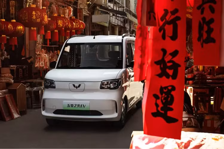 Ngày 14/2, SGMW chính thức ra mắt ôtô điện Wuling Zhiguang với mức giá từ 47.800 – 50.800 nhân dân tệ (6.590 – 7.000 USD), được định vị là “xe điện đa dụng thuần túy”, “thích hợp cho cắm trại ngoài trời, bán hàng lưu động và vận chuyển cự ly ngắn”.