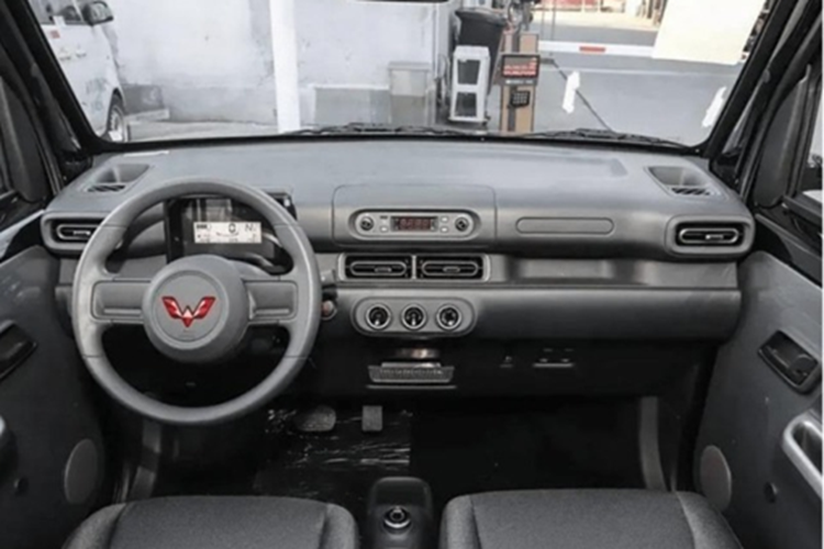 Toàn bộ dòng xe được trang bị ghế vải, hai loa, chìa khóa điều khiển từ xa, giao diện neo ghế trẻ em ISOFIX, hệ thống chống bó cứng phanh và hệ thống phân phối lực phanh điện tử là cấu hình tiêu chuẩn.