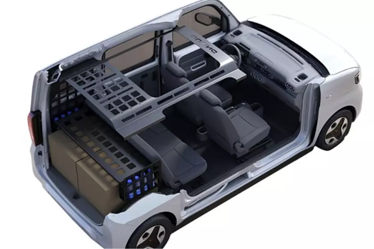 Wuling Zhiguang EV giá siêu rẻ có kích thước 3685/1530/1765 mm và chiều dài cơ sở 2600 mm. Trọng lượng không tải của xe là 892 kg. Cả cổng sạc nhanh và chậm đều nằm dưới logo Wuling phía trước. Nóc xe được trang bị giá để hành lý 2070 mm. Cửa sau vuông có diện tích hơn 1㎡ với góc mở gần 90° và chiều cao tối đa 1823 mm.