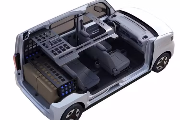 Wuling Zhiguang EV giá siêu rẻ có kích thước 3685/1530/1765 mm và chiều dài cơ sở 2600 mm. Trọng lượng không tải của xe là 892 kg. Cả cổng sạc nhanh và chậm đều nằm dưới logo Wuling phía trước. Nóc xe được trang bị giá để hành lý 2070 mm. Cửa sau vuông có diện tích hơn 1㎡ với góc mở gần 90° và chiều cao tối đa 1823 mm.