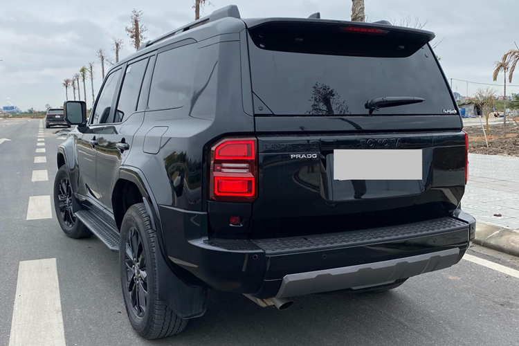 Bộ mâm trang bị trên xe chính hãng là loại đa chấu kích thước 20 inch, sơn đen toàn bộ. Phía đuôi xe, Toyota Land Cruiser Prado 2024 được bổ sung cụm đèn hậu nằm dọc mới, cũng lấy cảm hứng từ Land Cruiser J60. Ở thế hệ mới, xe không dùng cửa cốp mở sang ngang như đời trước mà được trang bị cửa cốp mở lên trên.
