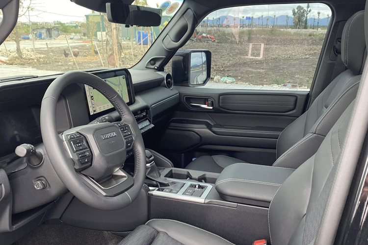 Theo đó, xe có kích thước dài x rộng x cao lần lượt là 4.920 x 2.139 x 1.859 mm và chiều dài cơ sở 2.850 mm. So với thế hệ cũ, xe dài hơn 60 mm, rộng hơn 254 mm, thấp hơn 31 mm và chiều dài cơ sở tăng 60 mm. Chiều cao gầm xe đạt 221 mm trong khi góc tiếp cận là 30 độ, góc thoát 22 độ và góc vượt đỉnh dốc 25 độ.