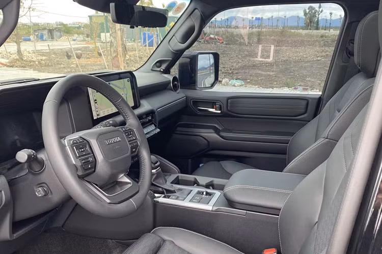 Theo đó, xe có kích thước dài x rộng x cao lần lượt là 4.920 x 2.139 x 1.859 mm và chiều dài cơ sở 2.850 mm. So với thế hệ cũ, xe dài hơn 60 mm, rộng hơn 254 mm, thấp hơn 31 mm và chiều dài cơ sở tăng 60 mm. Chiều cao gầm xe đạt 221 mm trong khi góc tiếp cận là 30 độ, góc thoát 22 độ và góc vượt đỉnh dốc 25 độ.