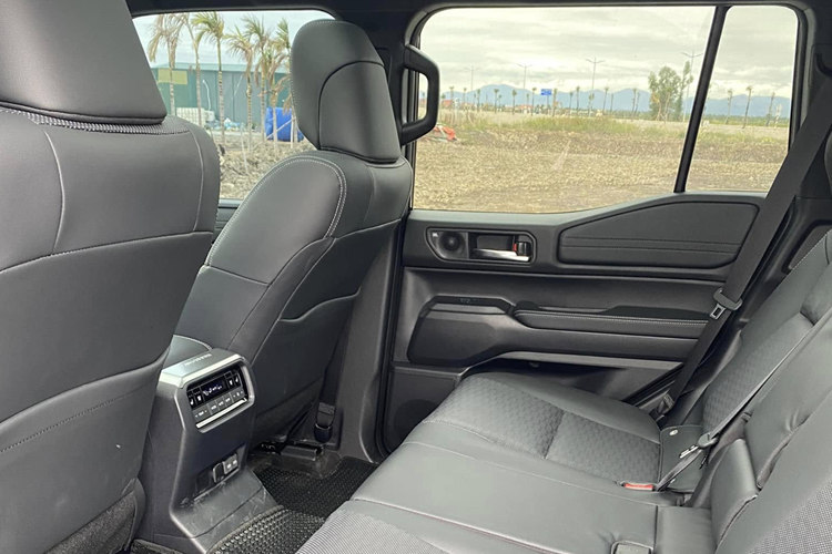 Về thiết kế, Toyota Land Cruiser Prado 2024 là sự kết hợp giữa những nét truyền thống với hiện đại. Xe sở hữu kiểu dáng hình hộp được chia sẻ cùng với Lexus GX 2024 mới ra mắt gần đây. Cụm đèn pha và mặt ca lăng vuông vức được lấy cảm hứng từ những chiếc Land Cruiser J60 hồi thập niên 80 của thế kỷ trước.