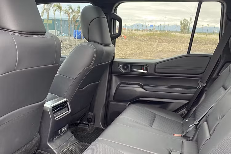 Về thiết kế, Toyota Land Cruiser Prado 2024 là sự kết hợp giữa những nét truyền thống với hiện đại. Xe sở hữu kiểu dáng hình hộp được chia sẻ cùng với Lexus GX 2024 mới ra mắt gần đây. Cụm đèn pha và mặt ca lăng vuông vức được lấy cảm hứng từ những chiếc Land Cruiser J60 hồi thập niên 80 của thế kỷ trước.