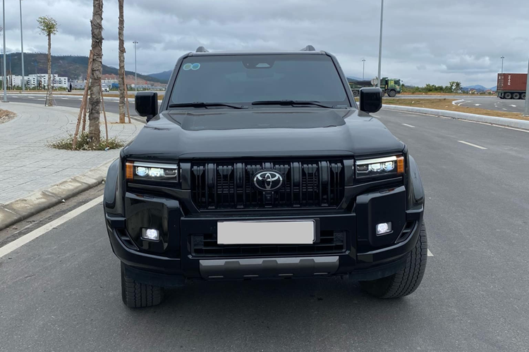 Khi mua xe đã qua sử dụng, người dùng sẽ chỉ cần đóng 2% lệ phí trước bạ thay vì 10-12% như xe mới, qua đó sẽ tiết kiệm được số tiền từ 348 - 417 triệu đồng trong khi chất lượng vẫn gần như mới. Với ODO dừng ở mức 2.000 km như người bán đăng tải thì chất lượng của chiếc Toyota Land Cruiser Prado trong bài có thể nói là gần như giống hệt xe mới.