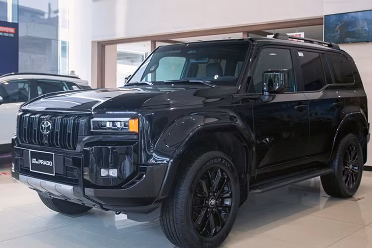 Cản sau của xe được thiết kế nhô cao và sơn đen mờ mang đậm chất việt dã. Bên trong cabin, Toyota Land Cruiser Prado 2024 được trang bị: màn hình giải trí trung tâm cũng có kích thước 12,3 inch, kết nối điện thoại thông minh không dây, hệ thống âm thanh tiêu chuẩn trên Prado 2024 là 14 loa JBL.