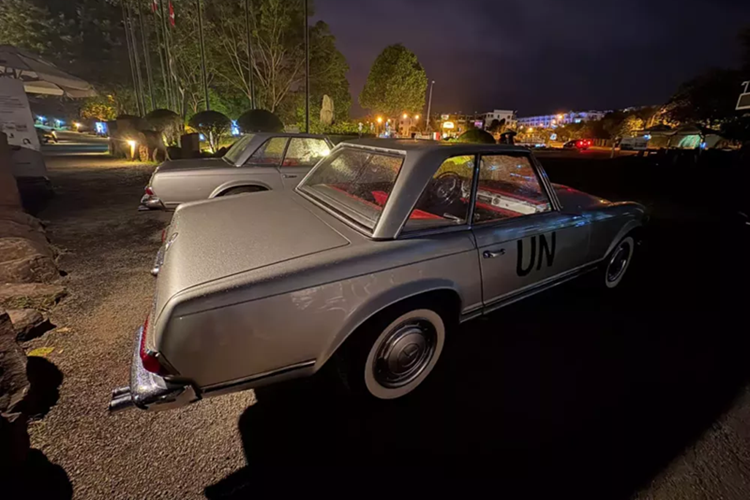 Hệ thống phanh mạch kép có phanh đĩa trước và phanh tang trống sau trợ lực. 230 SL được cung cấp với hộp số sàn 4 cấp hoặc hộp số tự động Mercedes-Benz 4 cấp tùy chọn, rất nhạy (không có bộ biến mô), loại hộp số này phổ biến đối với các mẫu xe của Hoa Kỳ.