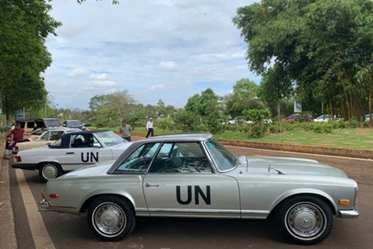 Kỹ sư trưởng của Mercedes-Benz Rudolf Uhlenhaut đã chứng minh khả năng của 230 SL trên đường đua Annemasse Vetraz-Monthoux dài 3/4 miles vào năm 1963, nơi ông đã lập kỷ lục về thời gian chạy một vòng là 47,5 giây so với 47,3 giây của tay đua Grand Prix Mike Parkes trên chiếc Ferrari 250 GT V12 3 lít của mình.