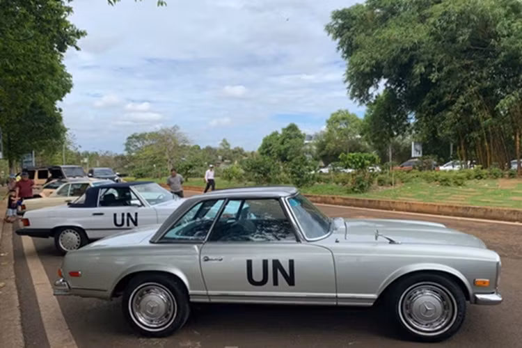 Kỹ sư trưởng của Mercedes-Benz Rudolf Uhlenhaut đã chứng minh khả năng của 230 SL trên đường đua Annemasse Vetraz-Monthoux dài 3/4 miles vào năm 1963, nơi ông đã lập kỷ lục về thời gian chạy một vòng là 47,5 giây so với 47,3 giây của tay đua Grand Prix Mike Parkes trên chiếc Ferrari 250 GT V12 3 lít của mình.