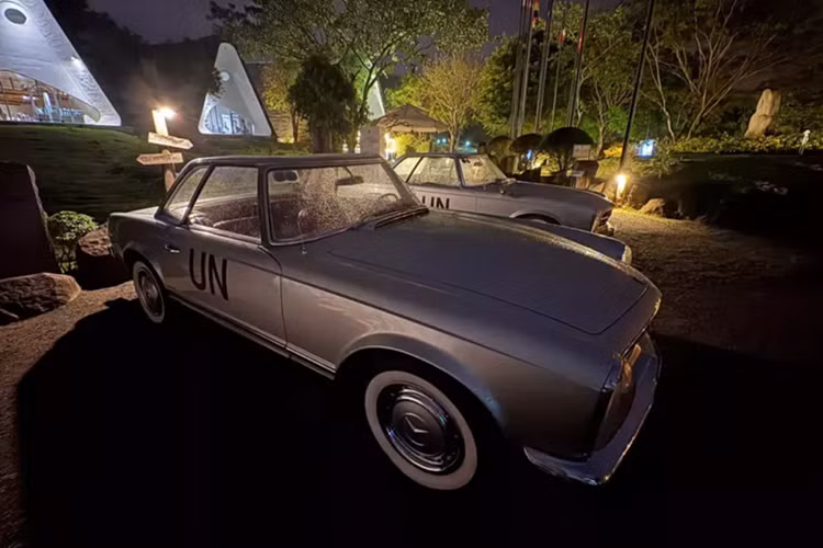 Việc sản xuất 230 SL bắt đầu vào tháng 6/1963 và kết thúc vào ngày 5 tháng 1 năm 1967. Khung gầm của xe dựa trên nền tảng xe sedan W111, với chiều dài cơ sở giảm 30 cm, hệ thống lái bi tuần hoàn (có trợ lực lái tùy chọn), hệ thống treo trước xương đòn kép và trục sau xoay thấp, khớp đơn độc lập với lò xo bù ngang.