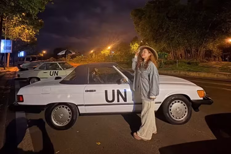 Mercedes-Benz đã thực hiện một số sửa đổi để tăng công suất, bao gồm tăng dung tích xi-lanh từ 2,2 lít và sử dụng đầu xi-lanh hoàn toàn mới với tỷ số nén cao hơn (9,3 so với 8,7), van lớn hơn và trục cam được sửa đổi.