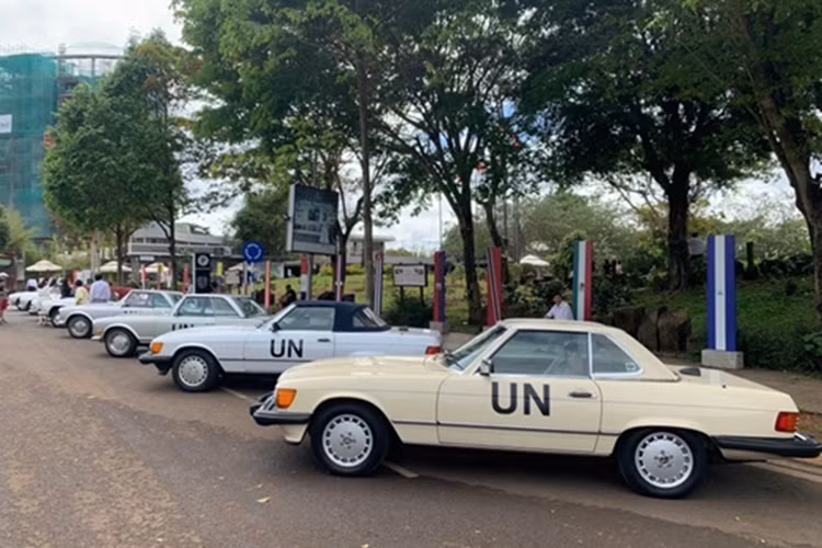 Một bơm phun nhiên liệu có 6 pít-tông thay vì 2 pít-tông đã được lắp đặt, cho phép đặt các vòi phun vào đầu xi-lanh và "bắn" nhiên liệu qua ống nạp và mở van trực tiếp vào buồng đốt. Một bộ trao đổi nhiệt dầu-nước tùy chọn cũng có sẵn.