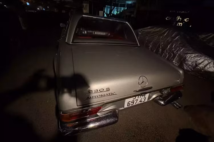 Chiếc xe Mercedes-Benz 230 SL W113 của Đặng Lê Nguyên Vũ thuộc dạng hàng hiếm có khó tìm tại Việt Nam. Xe sở hữu ngoại thất màu bạc và nội thất đỏ, rất tông xuyệt tông với chiếc xe 250SL mà doanh nhân này sở hữu gần đây.