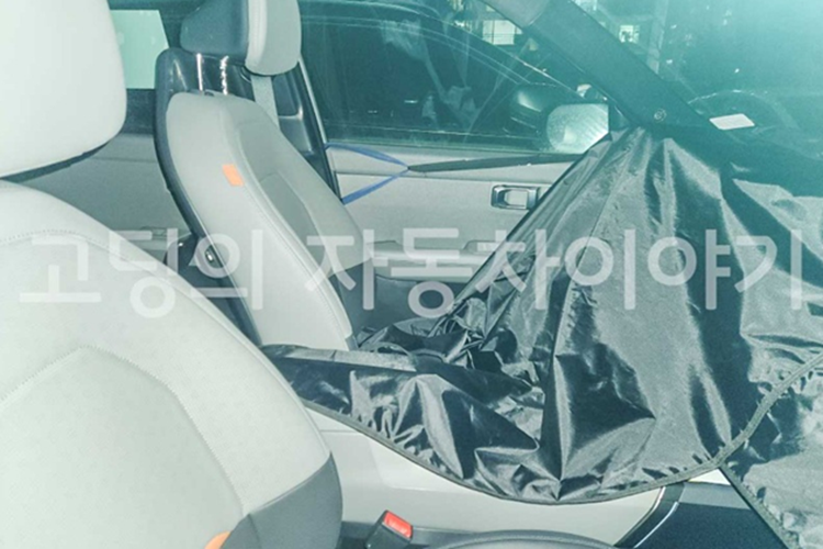 Hàng ghế Kia Seltos 2026 cả trước và sau đều có cổng USB tích hợp, túi đựng đồ sau ghế cũng được thiết kế theo phong cách tối ưu hóa tiện ích. Điểm nhấn màu cam trên vải bọc tạo nên sự nổi bật và cá tính.