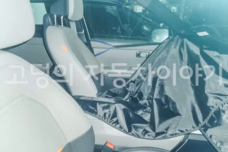 Hàng ghế Kia Seltos 2026 cả trước và sau đều có cổng USB tích hợp, túi đựng đồ sau ghế cũng được thiết kế theo phong cách tối ưu hóa tiện ích. Điểm nhấn màu cam trên vải bọc tạo nên sự nổi bật và cá tính.