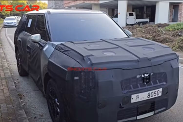 Kia Seltos thế hệ mới dự kiến được trang bị màn hình Trinity 30 inch, bao gồm hai màn hình 12,3 inch dành cho hệ thống thông tin giải trí và cụm đồng hồ kỹ thuật số. Ngoài ra, một màn hình cảm ứng 5 inch dành riêng cho hệ thống điều hòa giúp người lái dễ dàng thao tác.