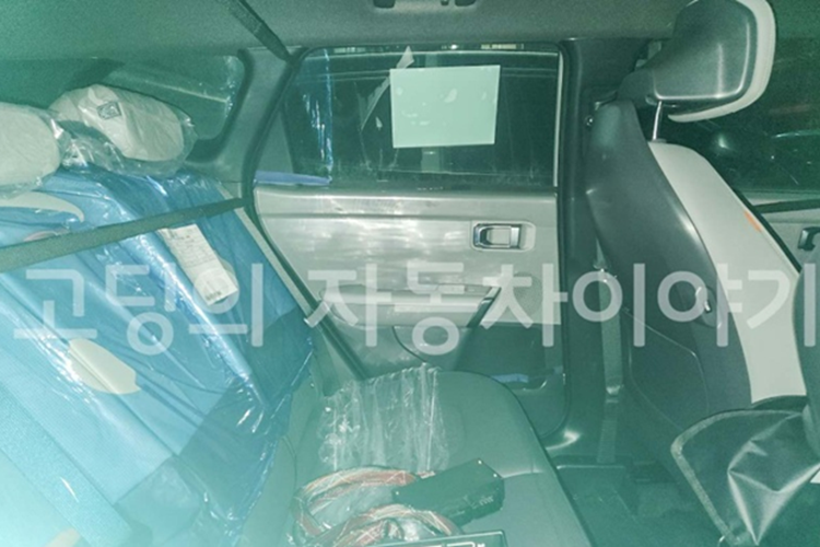 Xe cũng được trang bị bệ tỳ tay trung tâm phía trước có ngăn chứa đồ và hàng ghế sau có ba tựa đầu điều chỉnh được cùng tựa tay trung tâm, giúp tối ưu sự thoải mái cho hành khách.