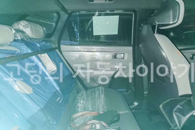 Xe cũng được trang bị bệ tỳ tay trung tâm phía trước có ngăn chứa đồ và hàng ghế sau có ba tựa đầu điều chỉnh được cùng tựa tay trung tâm, giúp tối ưu sự thoải mái cho hành khách.