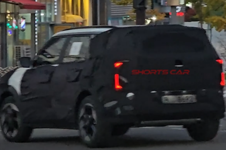 Xe có thể còn có một số tính năng đáng chú ý khác bao gồm: cửa sổ trời toàn cảnh, ghế trước và sau có thông gió, ghế trước chỉnh điện, điều hòa tự động hai vùng, hệ thống hỗ trợ lái xe tiên tiến ADAS cấp độ 2 và Kia Connect 2.0.