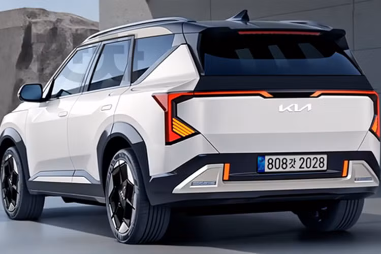 Những hình ảnh thử nghiệm trước đó còn cho thấy, Kia Seltos mới có thiết kế vuông vức, hầm hố hơn. Cả phần đầu, thân và đuôi xe đều được tái thiết kế hoàn toàn, đi kèm hệ thống đèn chiếu sáng hiện đại.