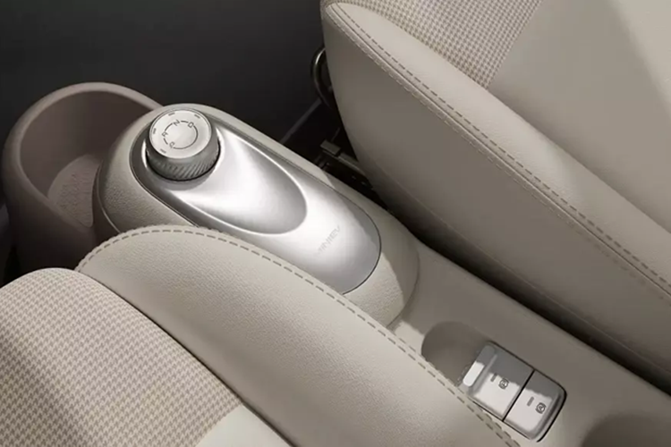 Bước vào bên trong xe, người lái sẽ bắt gặp không gian nội thất 2 hàng ghế với 4 chỗ ngồi giống phiên bản 3 cửa. Nội thất của mẫu xe này đã có một số thay đổi so với phiên bản 3 cửa cũ như mặt táp-lô, cửa gió và các núm xoay chỉnh điều hòa.