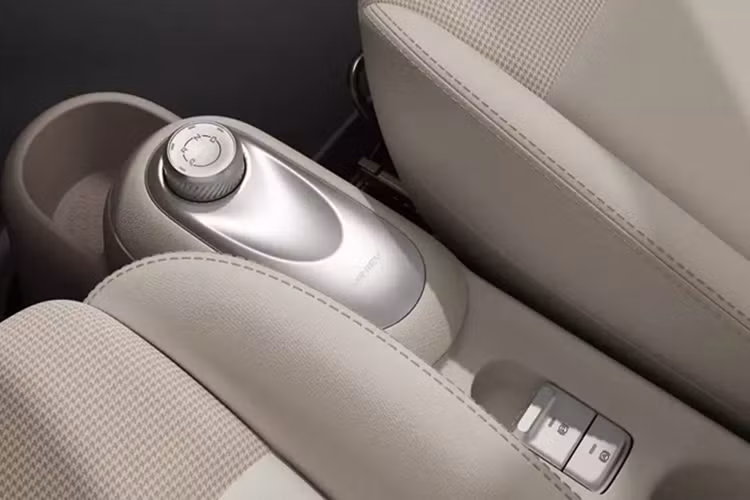 Bước vào bên trong xe, người lái sẽ bắt gặp không gian nội thất 2 hàng ghế với 4 chỗ ngồi giống phiên bản 3 cửa. Nội thất của mẫu xe này đã có một số thay đổi so với phiên bản 3 cửa cũ như mặt táp-lô, cửa gió và các núm xoay chỉnh điều hòa.