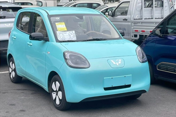 Trước mặt người lái là vô lăng 2 chấu hình tròn, tích hợp một số phím chức năng, bảng đồng hồ kỹ thuật số 7 inch và màn hình thông tin giải trí 8 inch. Ở phiên bản cũ, Wuling Hongguang Mini EV không có màn hình cảm ứng này.