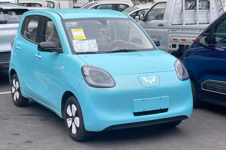 Trước mặt người lái là vô lăng 2 chấu hình tròn, tích hợp một số phím chức năng, bảng đồng hồ kỹ thuật số 7 inch và màn hình thông tin giải trí 8 inch. Ở phiên bản cũ, Wuling Hongguang Mini EV không có màn hình cảm ứng này.