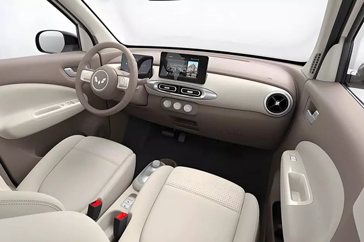 Khu vực sườn xe của Wuling Hongguang Mini EV 5 cửa khá bằng phẳng và không có nhiều đường dập gân. Tại đây, chúng ta sẽ bắt gặp tay nắm cửa sơn cùng màu thân xe và bộ vành thép 13 inch với ốp mâm hình bông hoa năm cánh. Trong khi đó, phía sau xe xuất hiện cụm đèn hậu có thiết kế tương tự đèn pha và cánh gió mui ngắn.