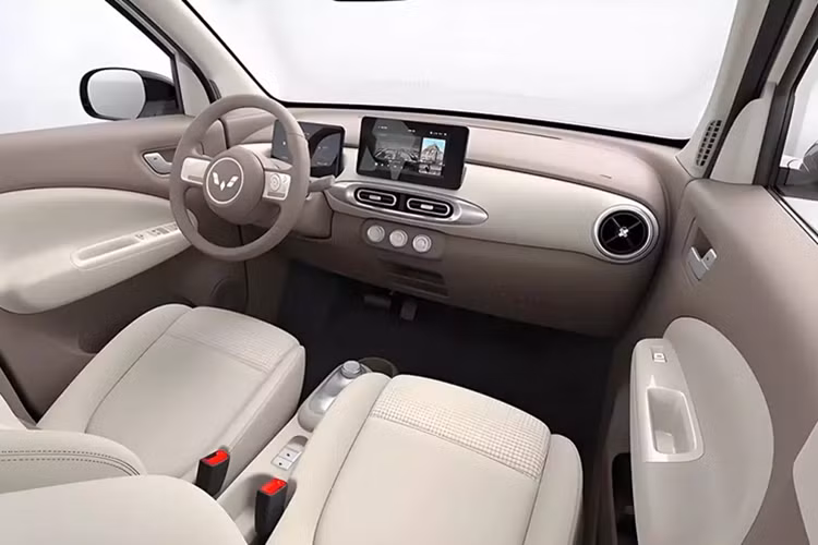Khu vực sườn xe của Wuling Hongguang Mini EV 5 cửa khá bằng phẳng và không có nhiều đường dập gân. Tại đây, chúng ta sẽ bắt gặp tay nắm cửa sơn cùng màu thân xe và bộ vành thép 13 inch với ốp mâm hình bông hoa năm cánh. Trong khi đó, phía sau xe xuất hiện cụm đèn hậu có thiết kế tương tự đèn pha và cánh gió mui ngắn.