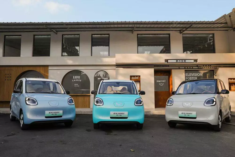 Tại thị trường Trung Quốc, giá xe Wuling Hongguang Mini EV 5 cửa cho 3 bản trang bị, bao gồm Advanced, Premium và Premium+ bán dao động từ 44.800 - 50.800 Nhân dân tệ (khoảng 157 - 178 triệu đồng). Khi về Việt Nam, xe hứa hẹn sẽ có giá cao hơn bản 3 cửa cũ.