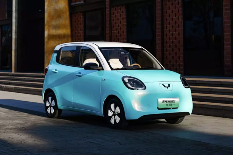 Mới được bán ra tại thị trường Trung Quốc vào đầu năm 2025, xe điện Wuling Hongguang Mini EV 5 cửa sở hữu ngoại hình khác biệt đáng kể so với xe đang bán ở Việt Nam. Trên thực tế, thiết kế ngoại thất của mẫu xe này có vẻ chịu ảnh hưởng từ người anh em Wuling Bingo.