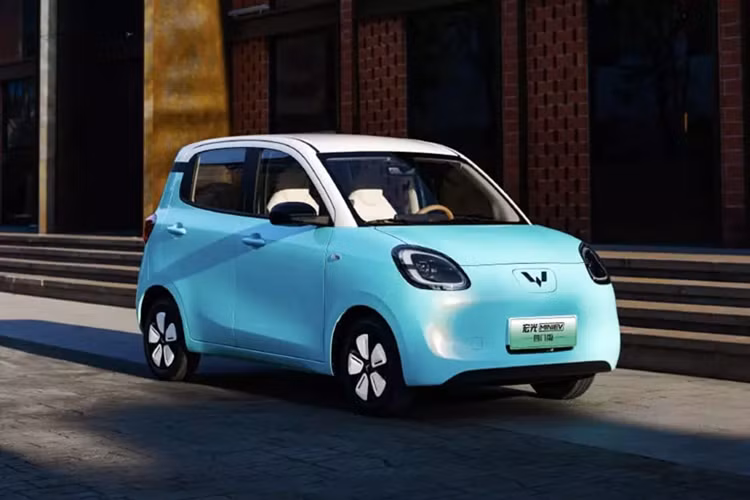 Mới được bán ra tại thị trường Trung Quốc vào đầu năm 2025, xe điện Wuling Hongguang Mini EV 5 cửa sở hữu ngoại hình khác biệt đáng kể so với xe đang bán ở Việt Nam. Trên thực tế, thiết kế ngoại thất của mẫu xe này có vẻ chịu ảnh hưởng từ người anh em Wuling Bingo.