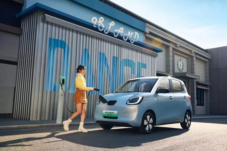 Nguồn cung cấp sức mạnh cho mẫu ô tô điện Trung Quốc này là mô-tơ điện nằm trên cầu sau, tạo ra công suất tối đa 30 kW (khoảng 40 mã lực). Nhờ đó, xe có thể đạt vận tốc tối đa 100 km/h. Bên cạnh đó là cụm pin LFP 16,2 kWh, mang đến quãng đường di chuyển khá ngắn, chỉ 205 km.