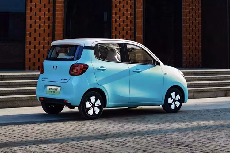 Bên ngoài, Wuling Hongguang Mini EV 5 cửa được thiết kế theo phong cách tròn trịa và mềm mại. Xe được trang bị cụm đèn pha cỡ lớn, bao quanh bằng dải đèn LED định vị ban ngày, hốc gió trung tâm nhỏ trên cản trước và cổng sạc nằm bên dưới logo màu bạc của thương hiệu Wuling.