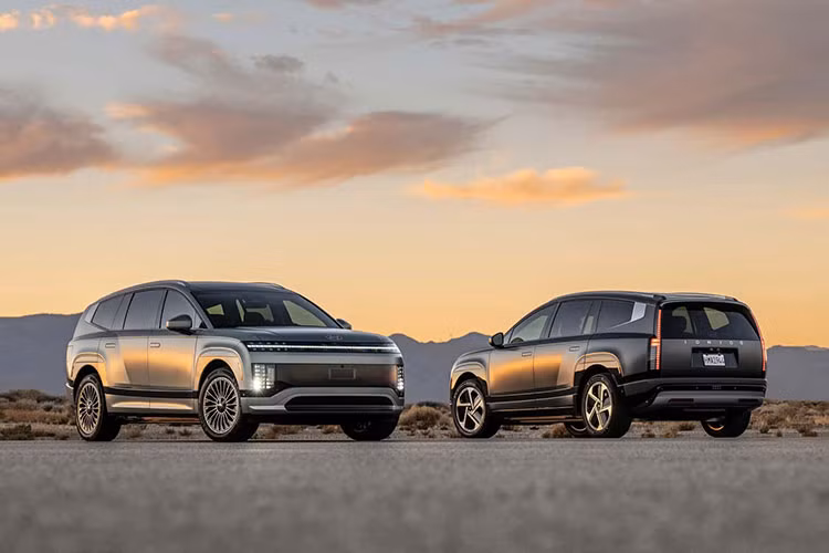 Theo đó, Hyundai Ioniq 9 2025 mới được bán ra với 6 phiên bản cùng giá bán khởi điểm dao động từ 60.555 USD - 78.090 USD (tương đương 1,57 - 2,03 tỷ đồng). Mẫu SUV điện mới Ioniq 9 thừa hưởng nhiều chi tiết thiết kế từ bản Seven Concept.