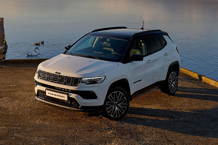 Jeep gần như đã sẵn sàng ra mắt thế hệ tiếp theo của mẫu xe Compass tại thị trường châu Âu. Tuy nhiên, nhờ một vài hình ảnh rò rỉ, chúng ta có thể biết trước thiết kế của mẫu SUV Jeep Compass 2026 mới này trước khi xe được giới thiệu chính thức.