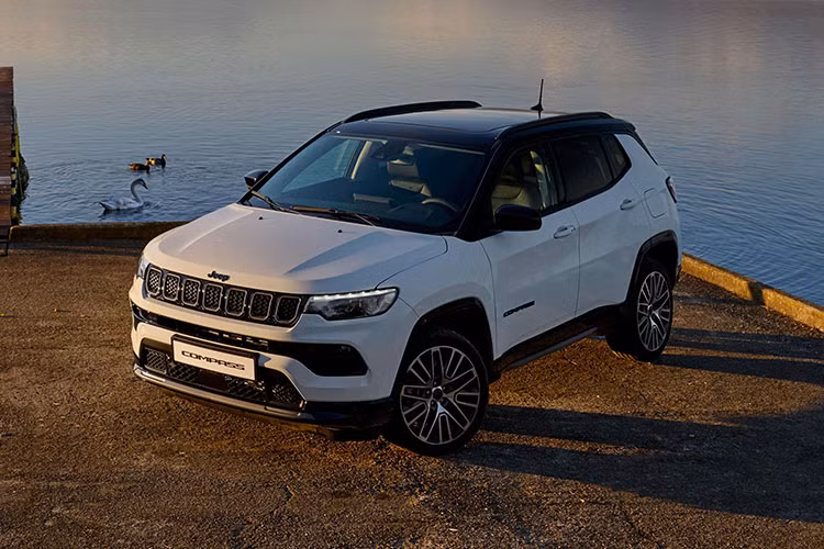 Jeep gần như đã sẵn sàng ra mắt thế hệ tiếp theo của mẫu xe Compass tại thị trường châu Âu. Tuy nhiên, nhờ một vài hình ảnh rò rỉ, chúng ta có thể biết trước thiết kế của mẫu SUV Jeep Compass 2026 mới này trước khi xe được giới thiệu chính thức.