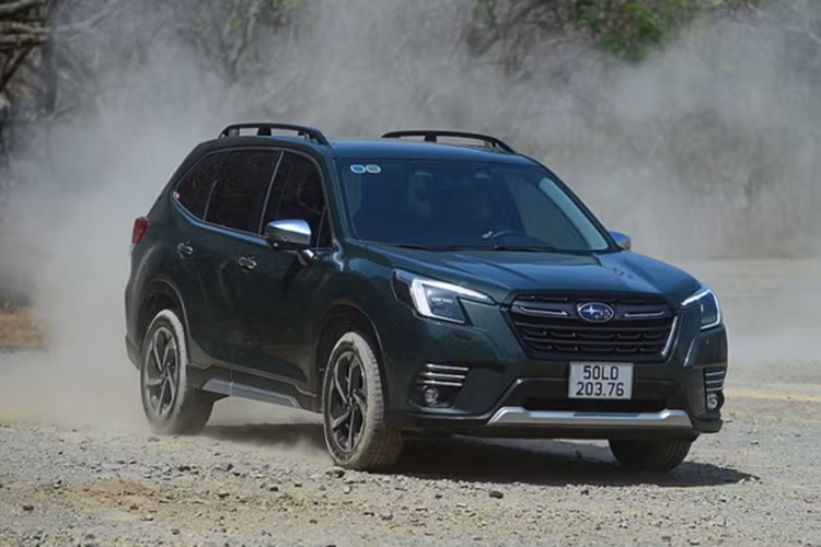 Cụ thể hơn, Subaru Forester bản 2.0 iL tiêu chuẩn có giá ưu đãi chỉ 829 triệu đồng, rẻ hơn 140 triệu so với mức niêm yết. Trong khi đó, cả 2 bản 2.0 iL EyeSight và 2.0 iS EyeSight đều được giảm giá 200 triệu đồng. Giá ưu đãi của 2 bản này lần lượt là 899 triệu và 999 triệu đồng.