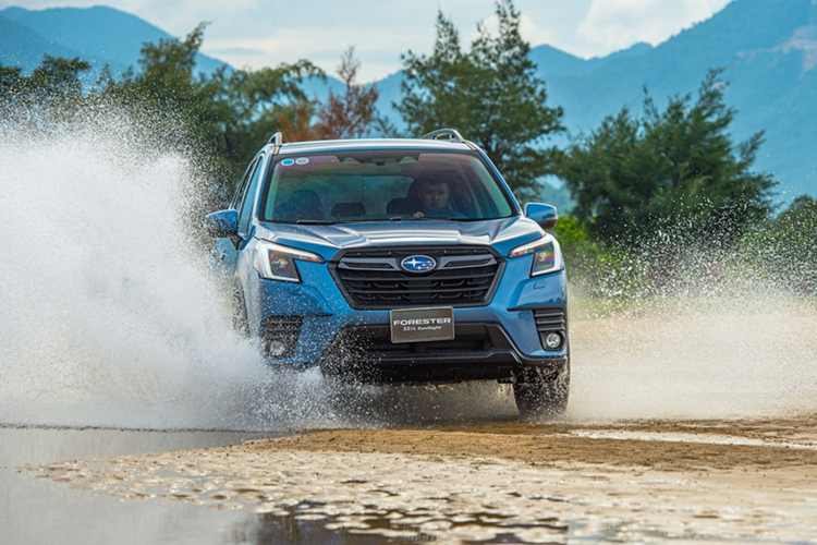 Tất nhiên, Subaru Forester cũng có những ưu điểm như hệ dẫn động 4 bánh toàn thời gian S-AWD tiêu chuẩn và gói trang bị an toàn EyeSight 4.0 hiện đại. Đây là mẫu SUV cỡ C hiếm hoi tại Việt Nam được trang bị hệ dẫn động AWD tiêu chuẩn.