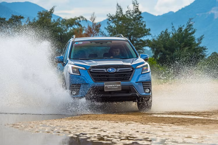 Tất nhiên, Subaru Forester cũng có những ưu điểm như hệ dẫn động 4 bánh toàn thời gian S-AWD tiêu chuẩn và gói trang bị an toàn EyeSight 4.0 hiện đại. Đây là mẫu SUV cỡ C hiếm hoi tại Việt Nam được trang bị hệ dẫn động AWD tiêu chuẩn.