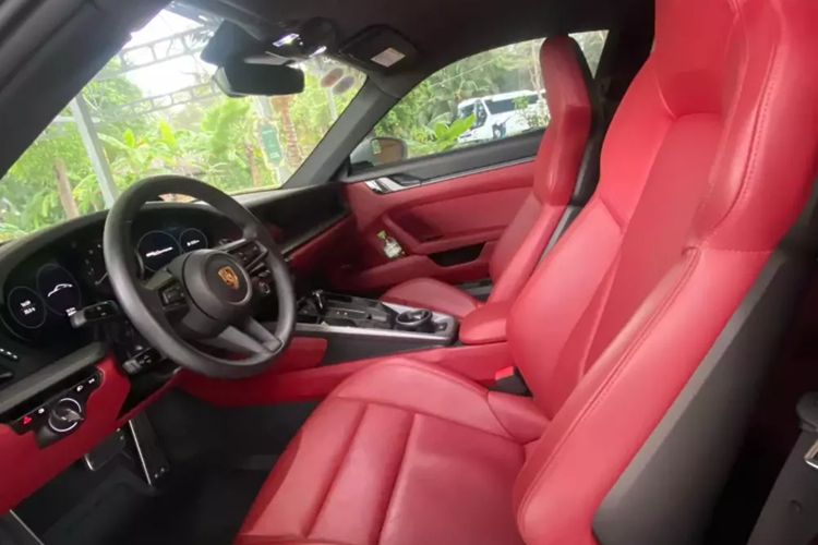 Nội thất xe có màu đỏ rất bắt mắt, nhưng đáng tiếc lại không có cửa sổ trời, 1 trang bị mà được các tay chơi xe Porsche nhận định nhất định phải có trên dòng xe thể thao 911 dù là 992 hay 991.