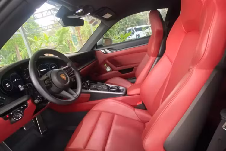 Nội thất xe có màu đỏ rất bắt mắt, nhưng đáng tiếc lại không có cửa sổ trời, 1 trang bị mà được các tay chơi xe Porsche nhận định nhất định phải có trên dòng xe thể thao 911 dù là 992 hay 991.