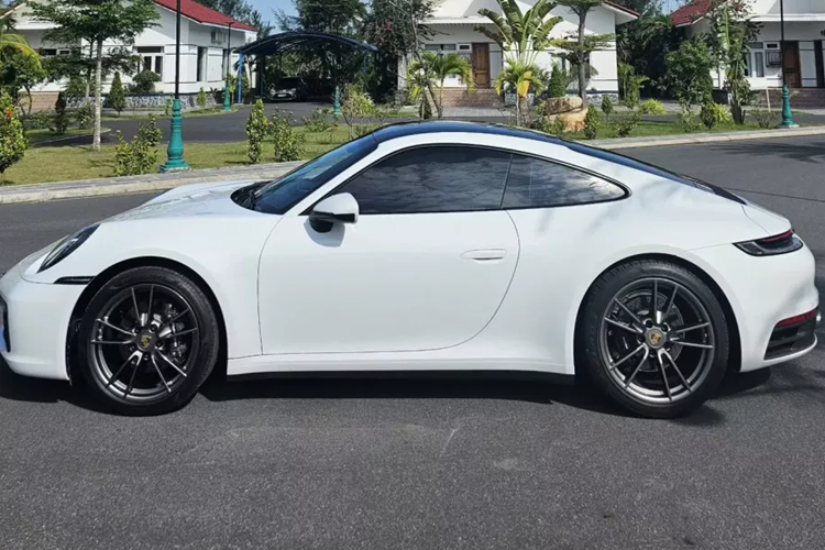 So với phiên bản cũ, Porsche 911 2019 đã được thay đổi thiết kế của một số chi tiết như cụm đèn hậu, nắp cốp sau và cản sau. Ngoài ra, Porsche 911 thế hệ mới còn được bổ sung đường nằm ngang nối giữa 2 cụm đèn hậu. Chắn bùn sau rộng.