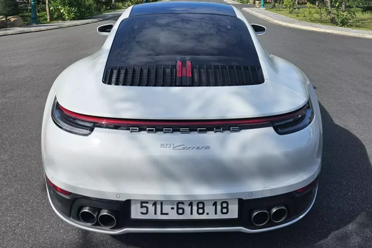 Porsche 911 Carrera S thế hệ 992 cũng được nâng cấp động cơ 6 xi-lanh, dung tích 3.0 lít, tăng áp kép, sản sinh công suất tối đa 385 mã lực, tăng 15 mã lực so với thế hệ cũ. Porsche 911 Carrera giờ đây chỉ mất thời gian 3,7 giây để có thể tăng tốc từ vị trí xuất phát lên 100 km/h trước khi đạt vận tốc tối đa 308 km/h.